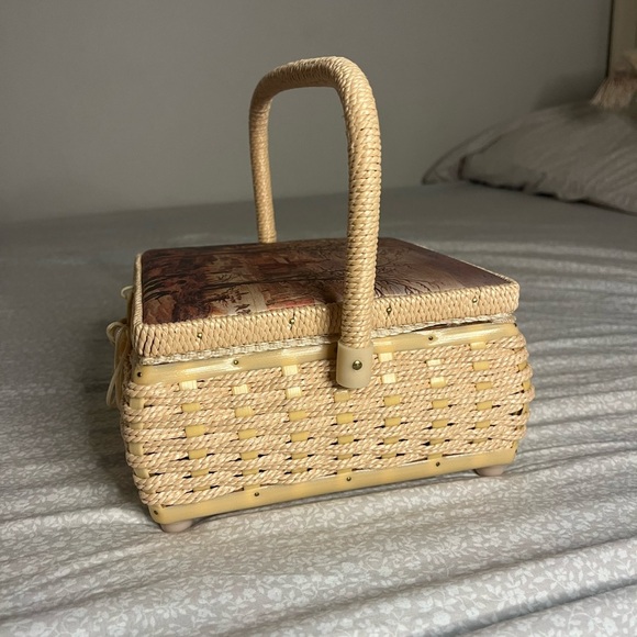 🧵 Vintage Wicker Sewing Basket with Winter Scene Lid 🎨 - Picture 3 of 8